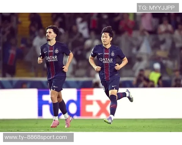 巴黎圣日耳曼球迷热烈庆祝李刚仁与阿什拉夫荣获大奖