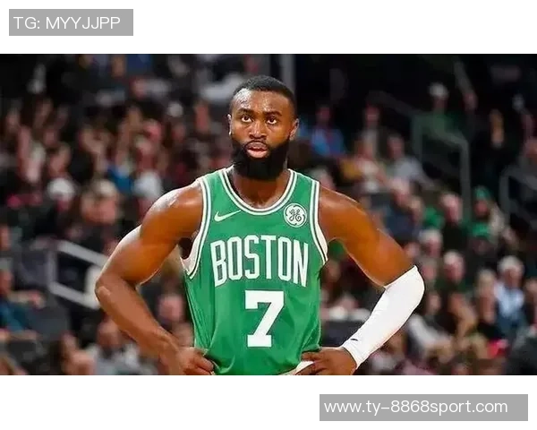 杰伦布朗左腿筋紧张状态不明绿军官方宣布回归存疑